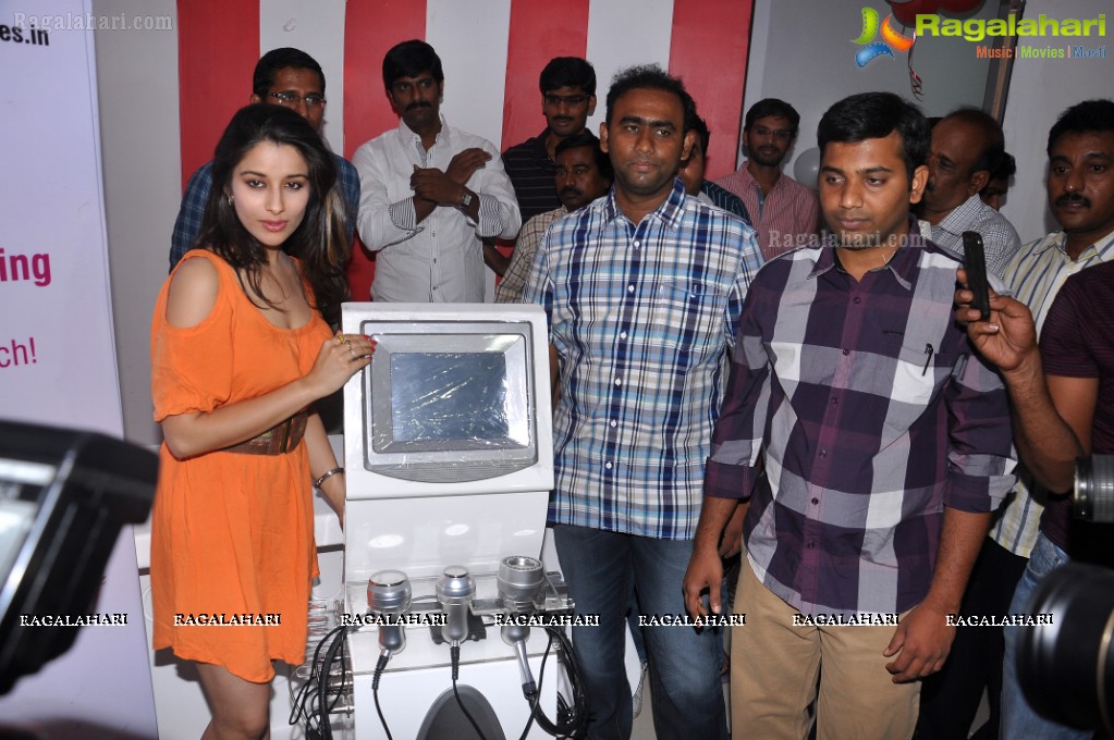 Madhhurima inaugurates Healthy Curves, Hyderabad