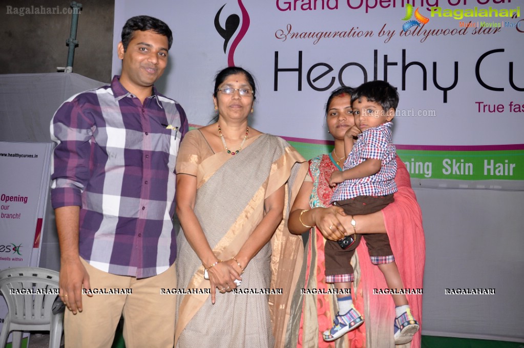 Madhhurima inaugurates Healthy Curves, Hyderabad