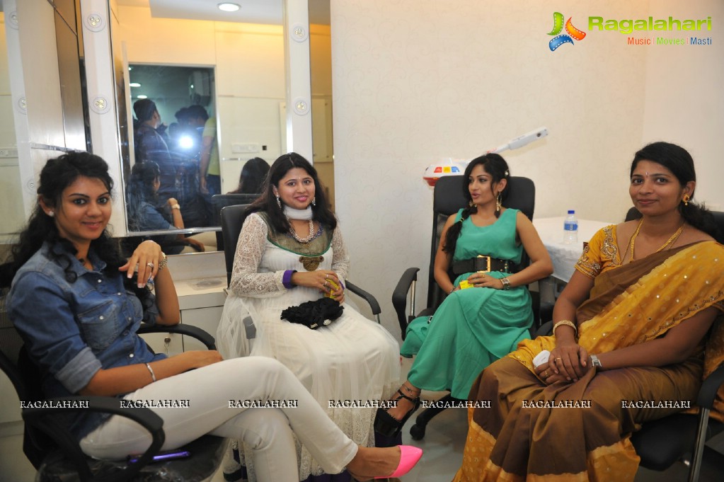 Kamna Jethamalani , Madhavi Latha launch Naturals Salon at Guntur