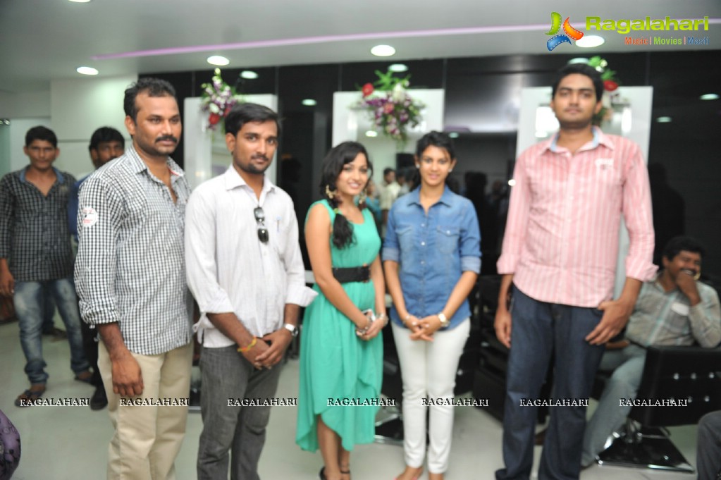 Kamna Jethamalani , Madhavi Latha launch Naturals Salon at Guntur