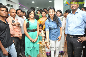 Kamna Jethamalani , Madhavi Latha launch Naturals Salon in Guntur