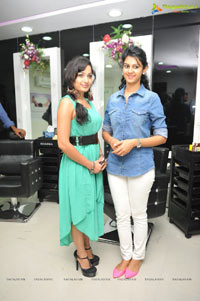 Kamna Jethamalani , Madhavi Latha launch Naturals Salon in Guntur