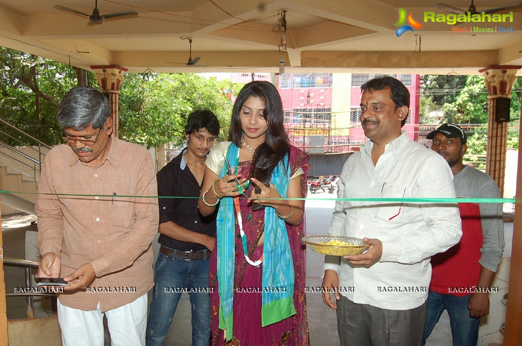 Neelima inaugurates Pochampally IKAT Art Mela, Vizag
