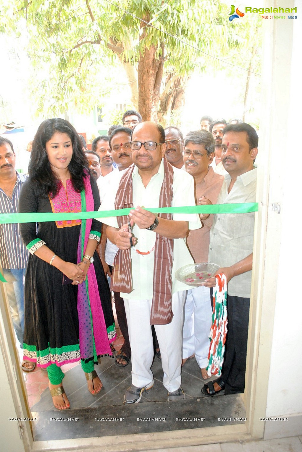 Soumya inaugurates Pochampally Ikat Mela at Kakinada