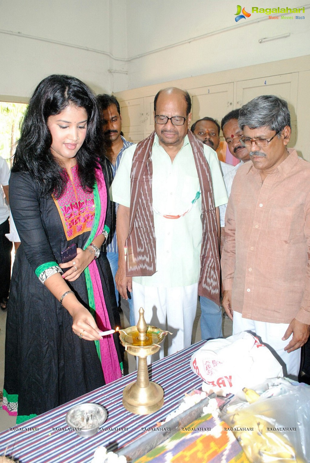 Soumya inaugurates Pochampally Ikat Mela at Kakinada