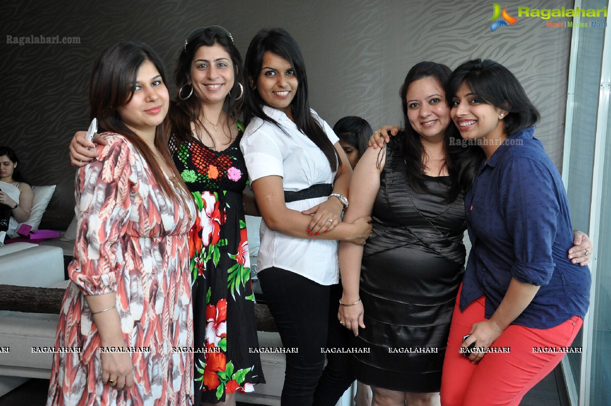 Seema Chopra 2013 Birthday Bash at Rain Pub, Hyderabad