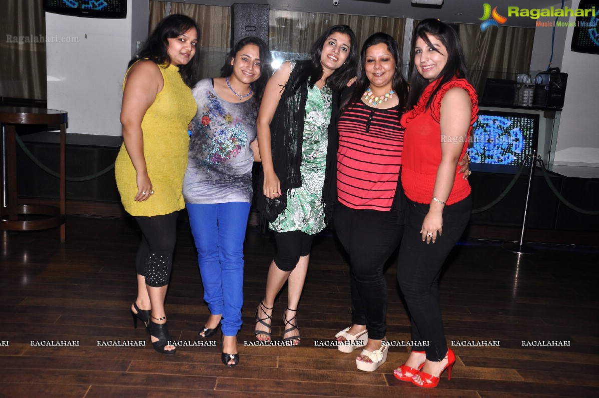 Seema Chopra 2013 Birthday Bash at Rain Pub, Hyderabad