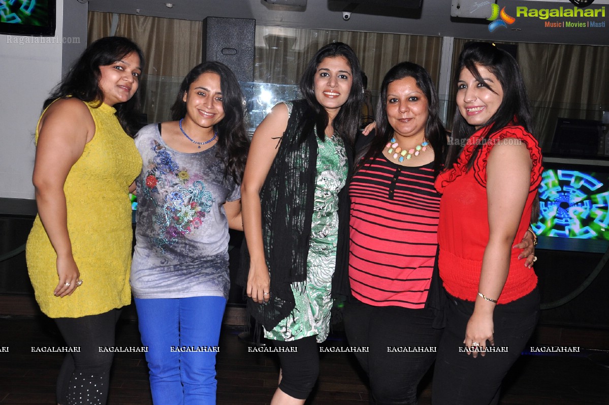 Seema Chopra 2013 Birthday Bash at Rain Pub, Hyderabad