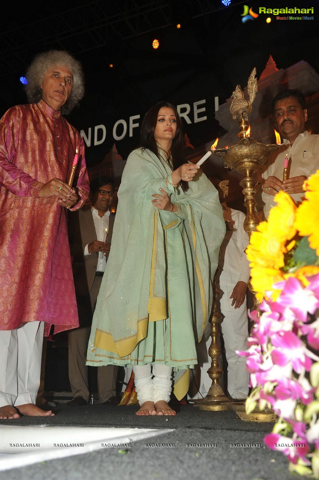 Aishwarya Rai pays tribute to Sri Sathya Sai Baba, Mumbai