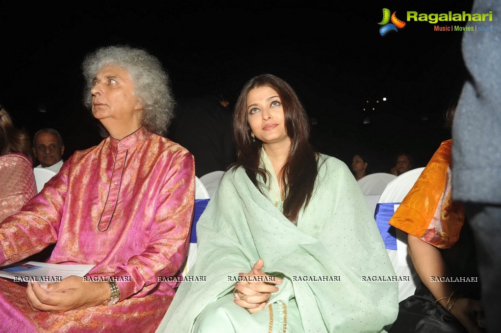 Aishwarya Rai pays tribute to Sri Sathya Sai Baba, Mumbai