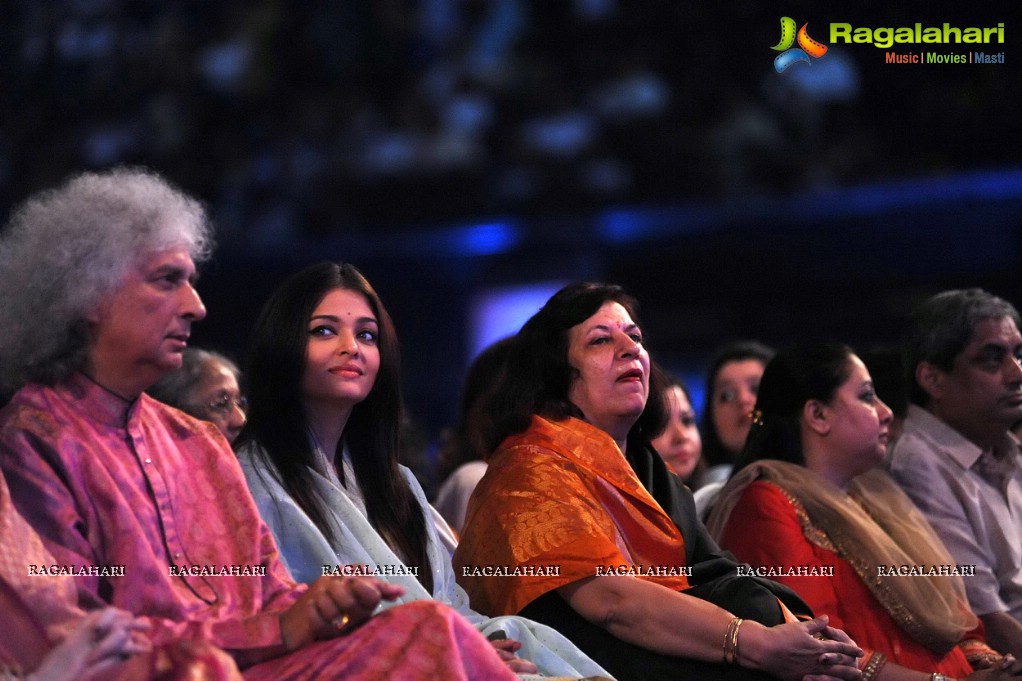 Aishwarya Rai pays tribute to Sri Sathya Sai Baba, Mumbai