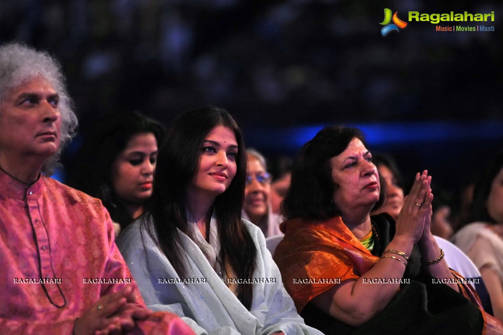 Aishwarya Rai pays tribute to Sri Sathya Sai Baba, Mumbai