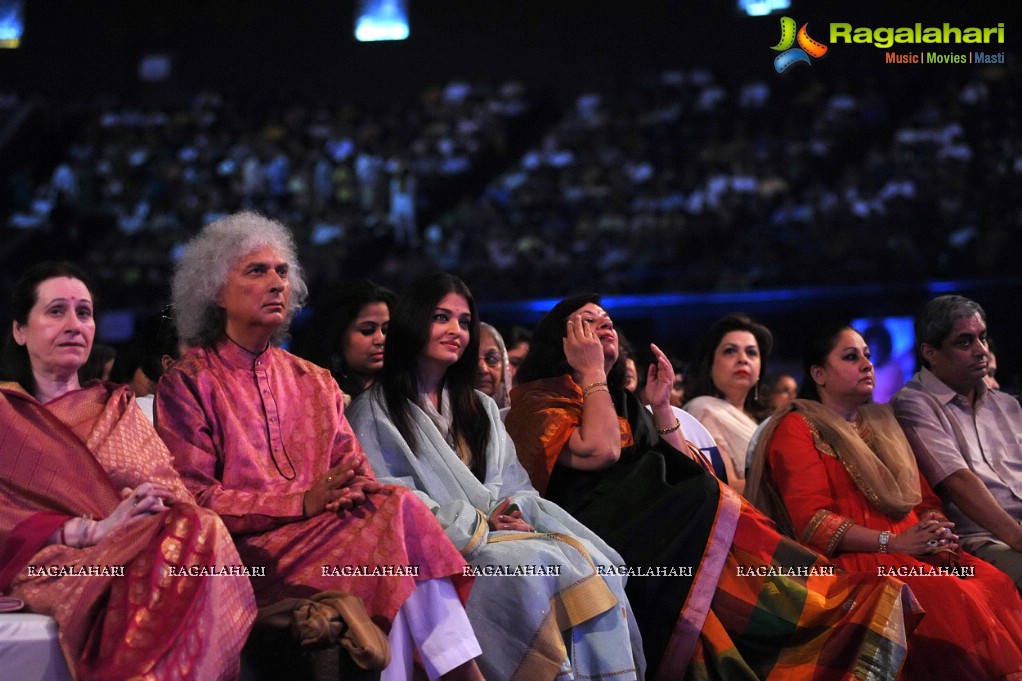 Aishwarya Rai pays tribute to Sri Sathya Sai Baba, Mumbai