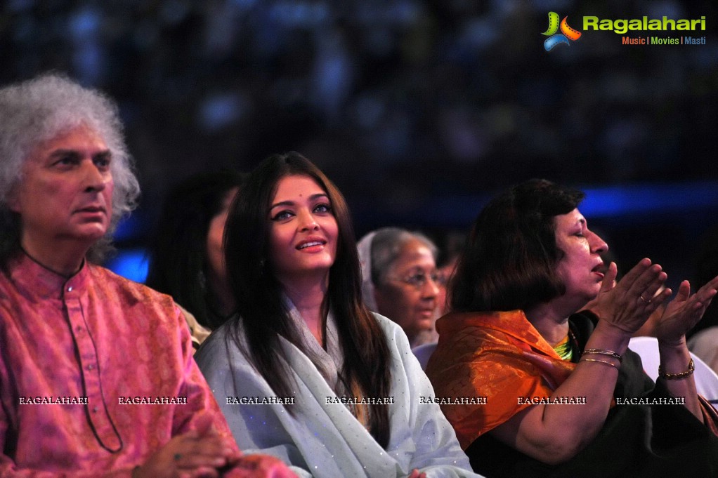 Aishwarya Rai pays tribute to Sri Sathya Sai Baba, Mumbai