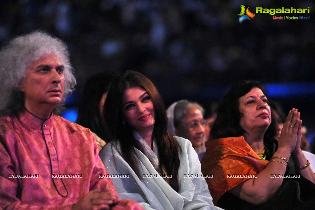 Aishwarya Rai pays tribute to Sri Sathya Sai Baba, Mumbai