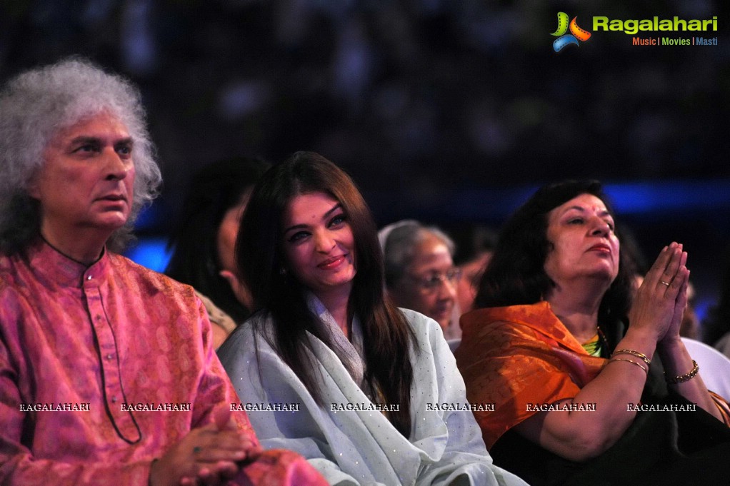 Aishwarya Rai pays tribute to Sri Sathya Sai Baba, Mumbai