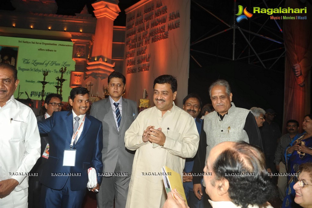 Aishwarya Rai pays tribute to Sri Sathya Sai Baba, Mumbai