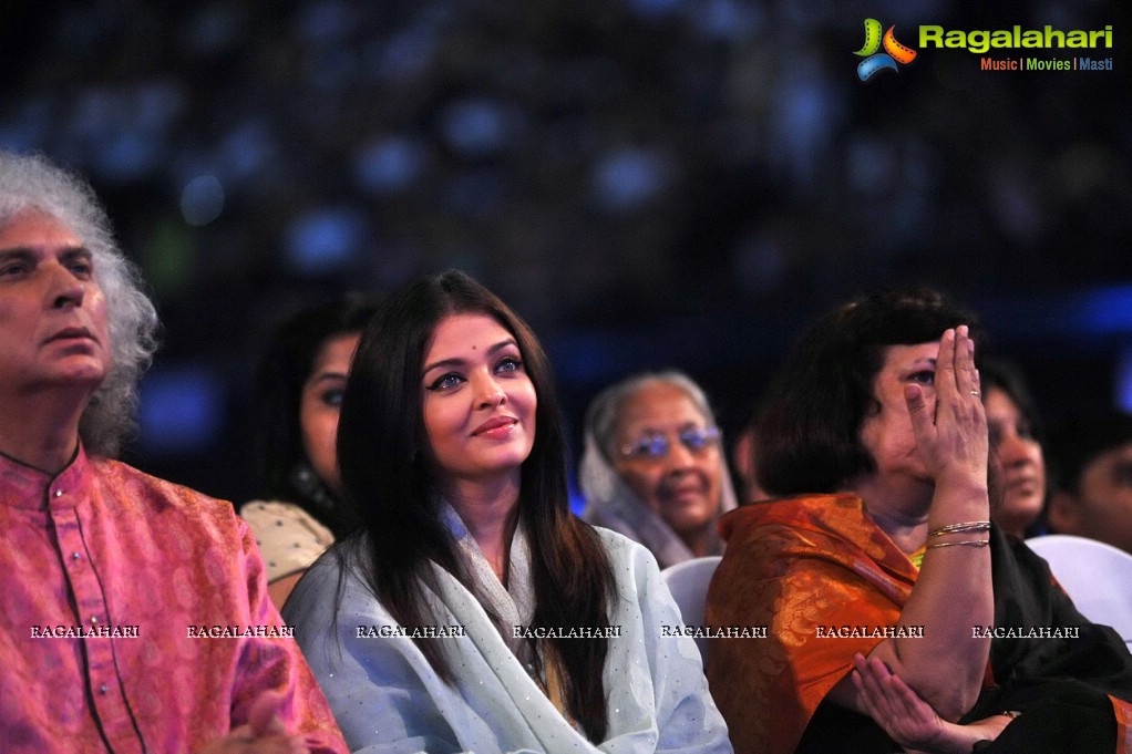 Aishwarya Rai pays tribute to Sri Sathya Sai Baba, Mumbai