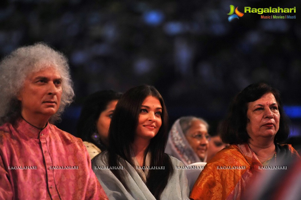 Aishwarya Rai pays tribute to Sri Sathya Sai Baba, Mumbai