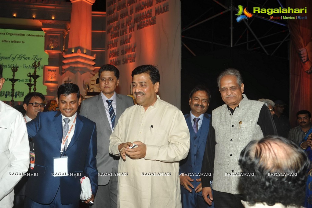 Aishwarya Rai pays tribute to Sri Sathya Sai Baba, Mumbai