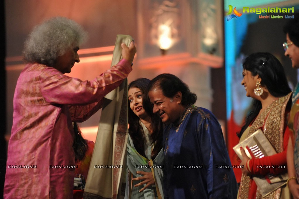 Aishwarya Rai pays tribute to Sri Sathya Sai Baba, Mumbai