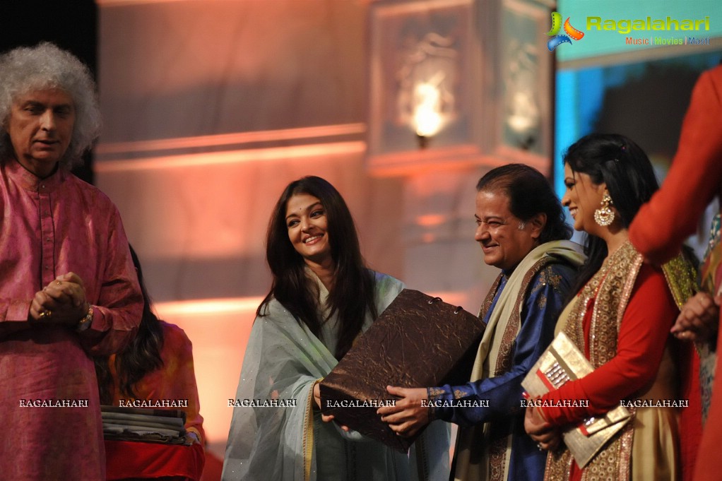 Aishwarya Rai pays tribute to Sri Sathya Sai Baba, Mumbai