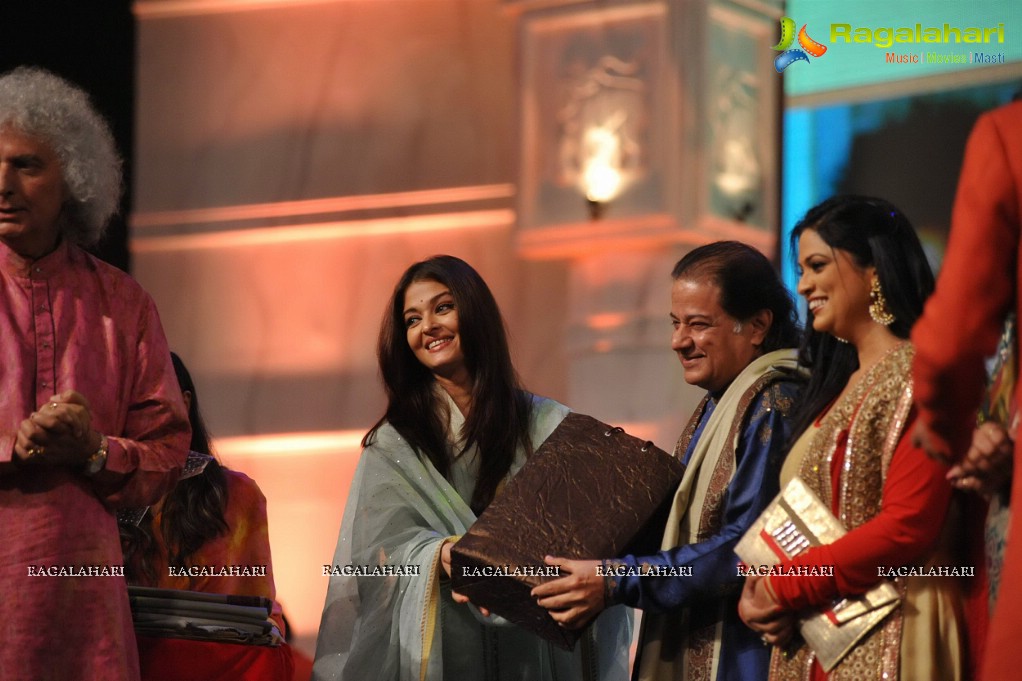 Aishwarya Rai pays tribute to Sri Sathya Sai Baba, Mumbai