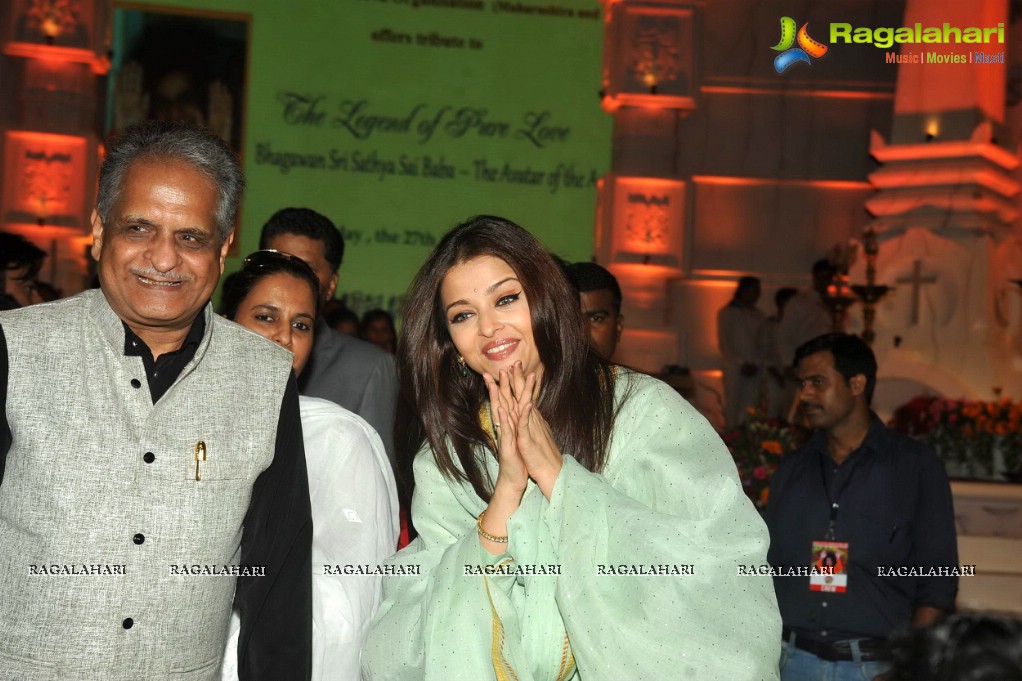 Aishwarya Rai pays tribute to Sri Sathya Sai Baba, Mumbai