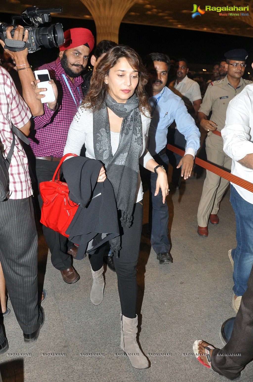 Bollywood Celebs leaving for IIFA 2014