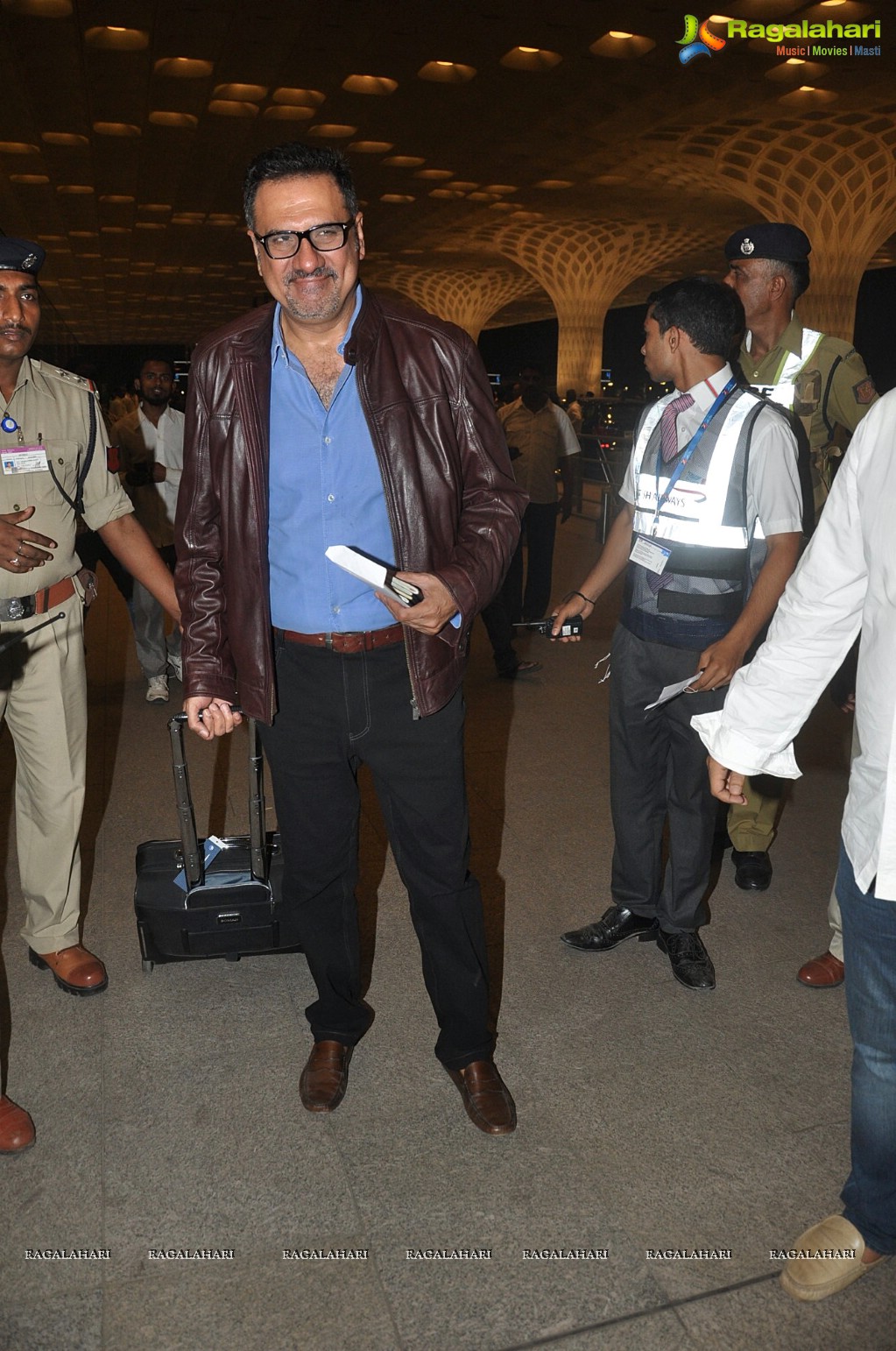 Bollywood Celebs leaving for IIFA 2014