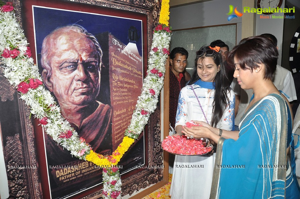 Bollywood Celebs honored at the Dadasaheb Phalke Academy Awards 2014