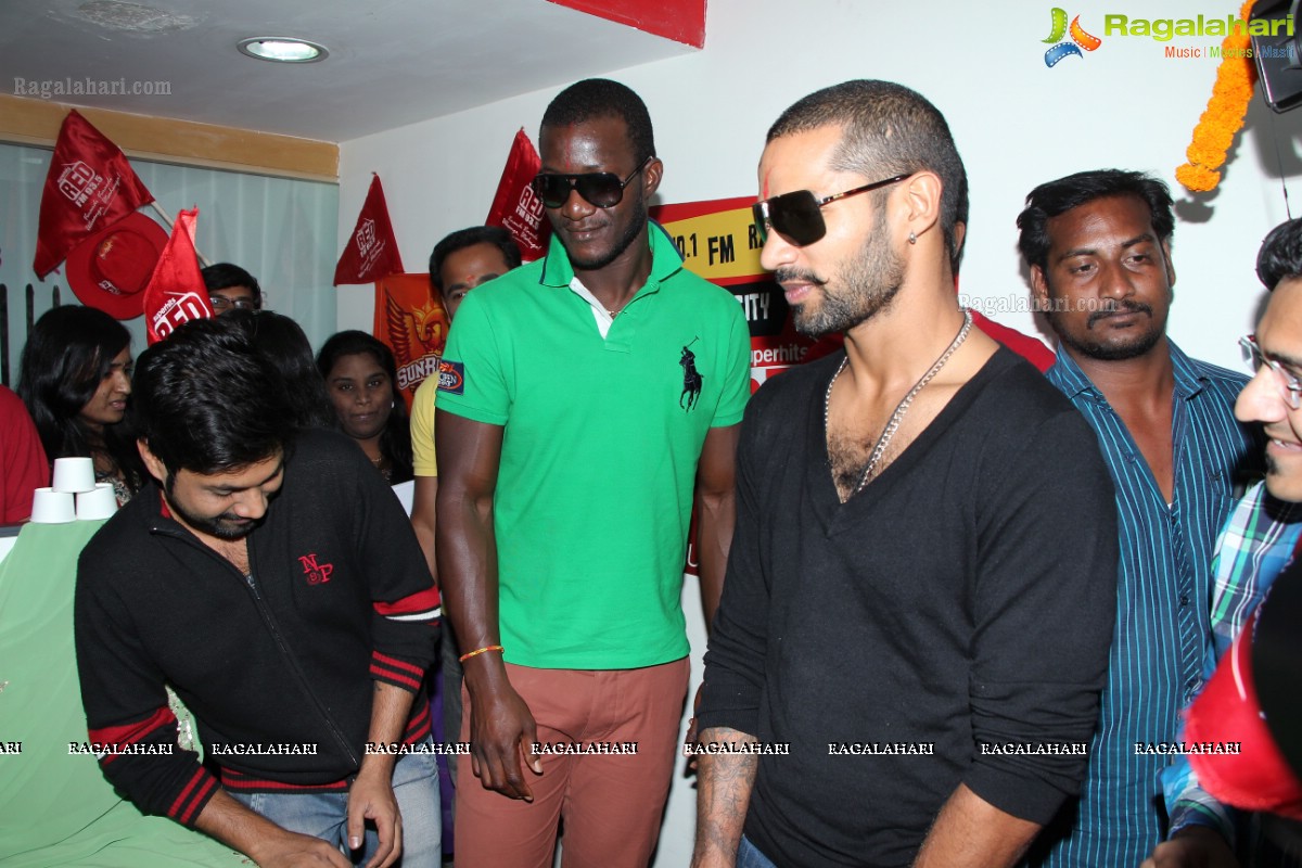 Sunrisers Hyderabad Cricketers Darren Sammy and Shikar Dhawan at Red FM