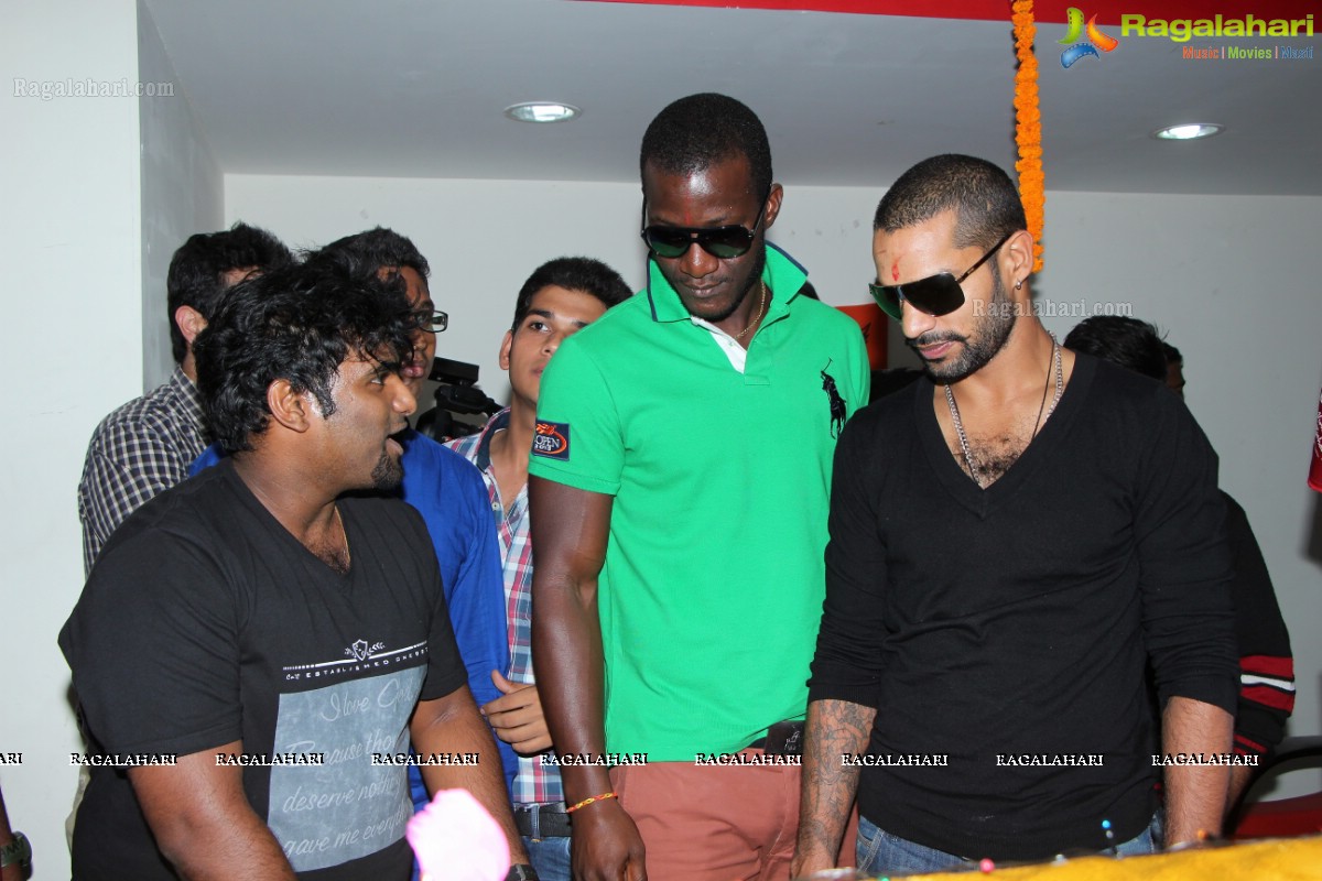 Sunrisers Hyderabad Cricketers Darren Sammy and Shikar Dhawan at Red FM