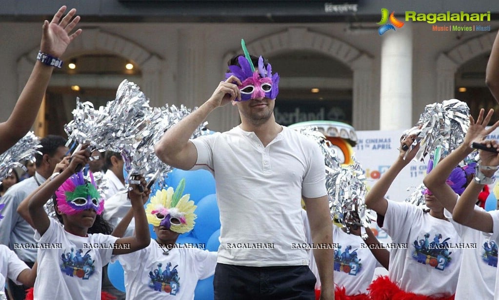Imran Khan promotes Hollywood Film RIO 2 With Flash Mob