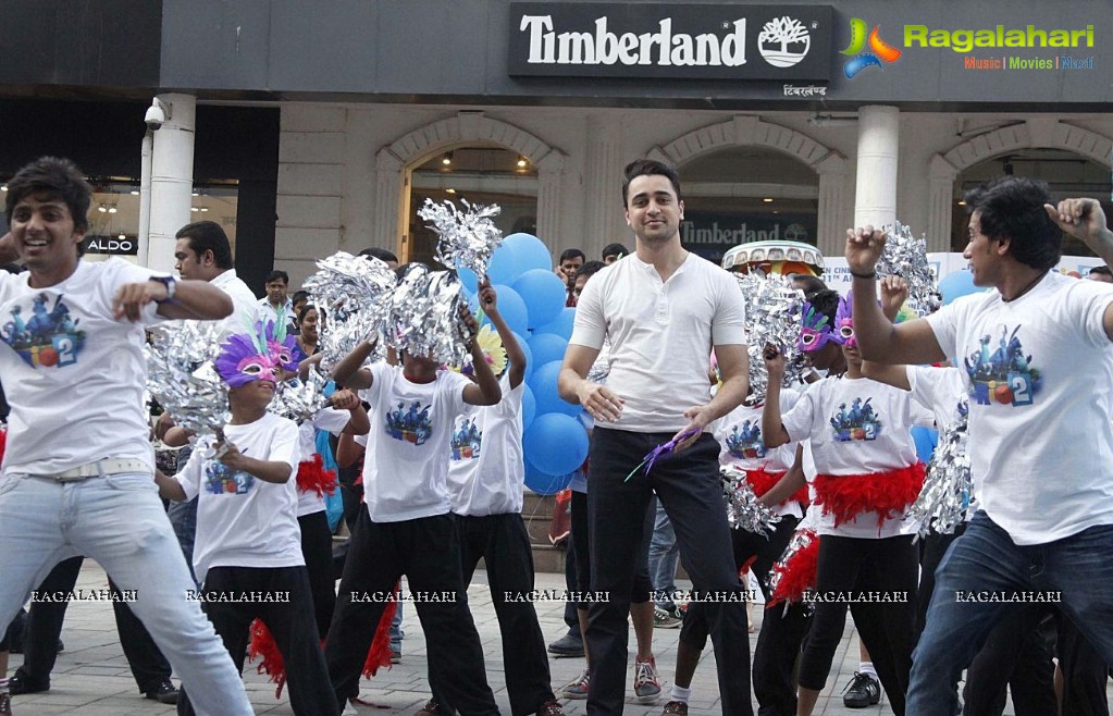 Imran Khan promotes Hollywood Film RIO 2 With Flash Mob