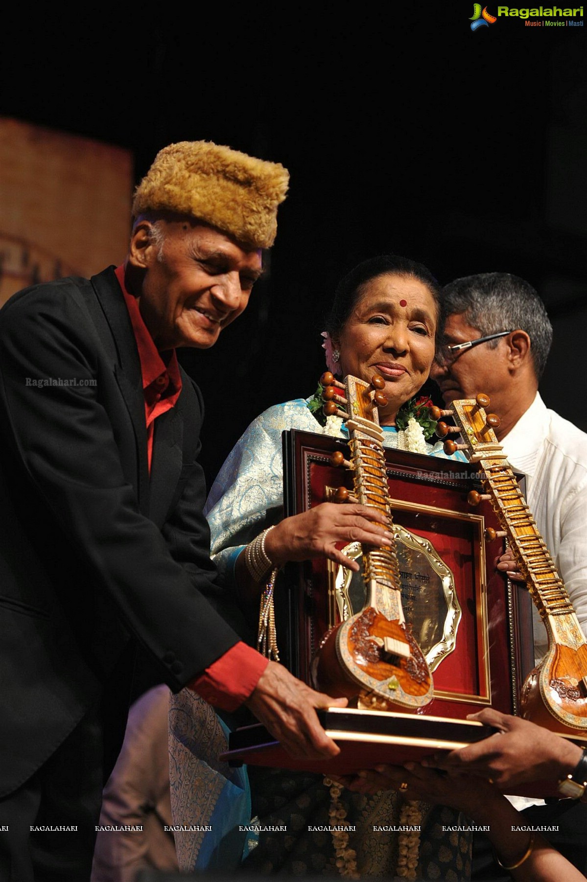 Asha Bhosle and Khayyam honoured at 25th Master Dinanath Mangeshkar Awards