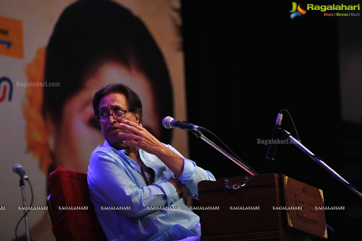 Asha Bhosle and Khayyam honoured at 25th Master Dinanath Mangeshkar Awards