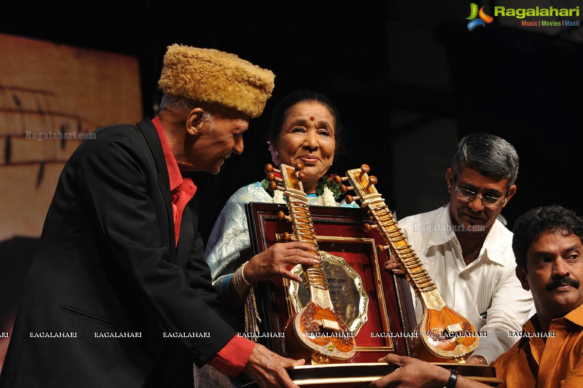 Asha Bhosle and Khayyam honoured at 25th Master Dinanath Mangeshkar Awards