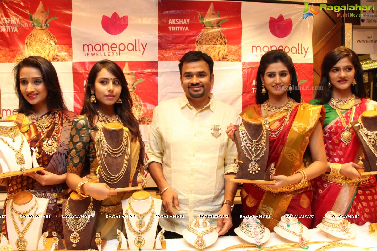 Akshaya Tritiya Collections 2014 at Manepally Jewellers, Hyderabad