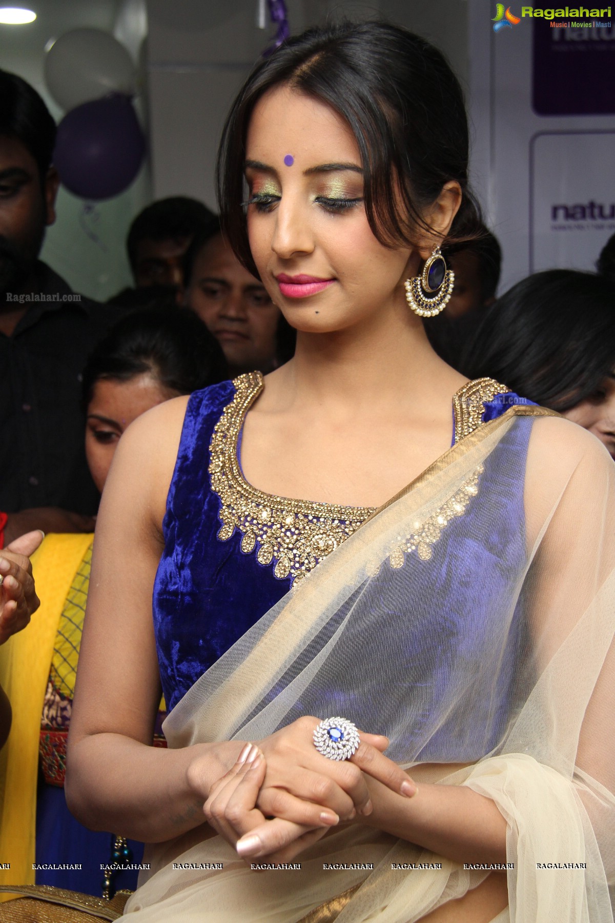 Sanjana Galrani inaugurates Naturals Family Salon at Kukatpally, Hyderabad