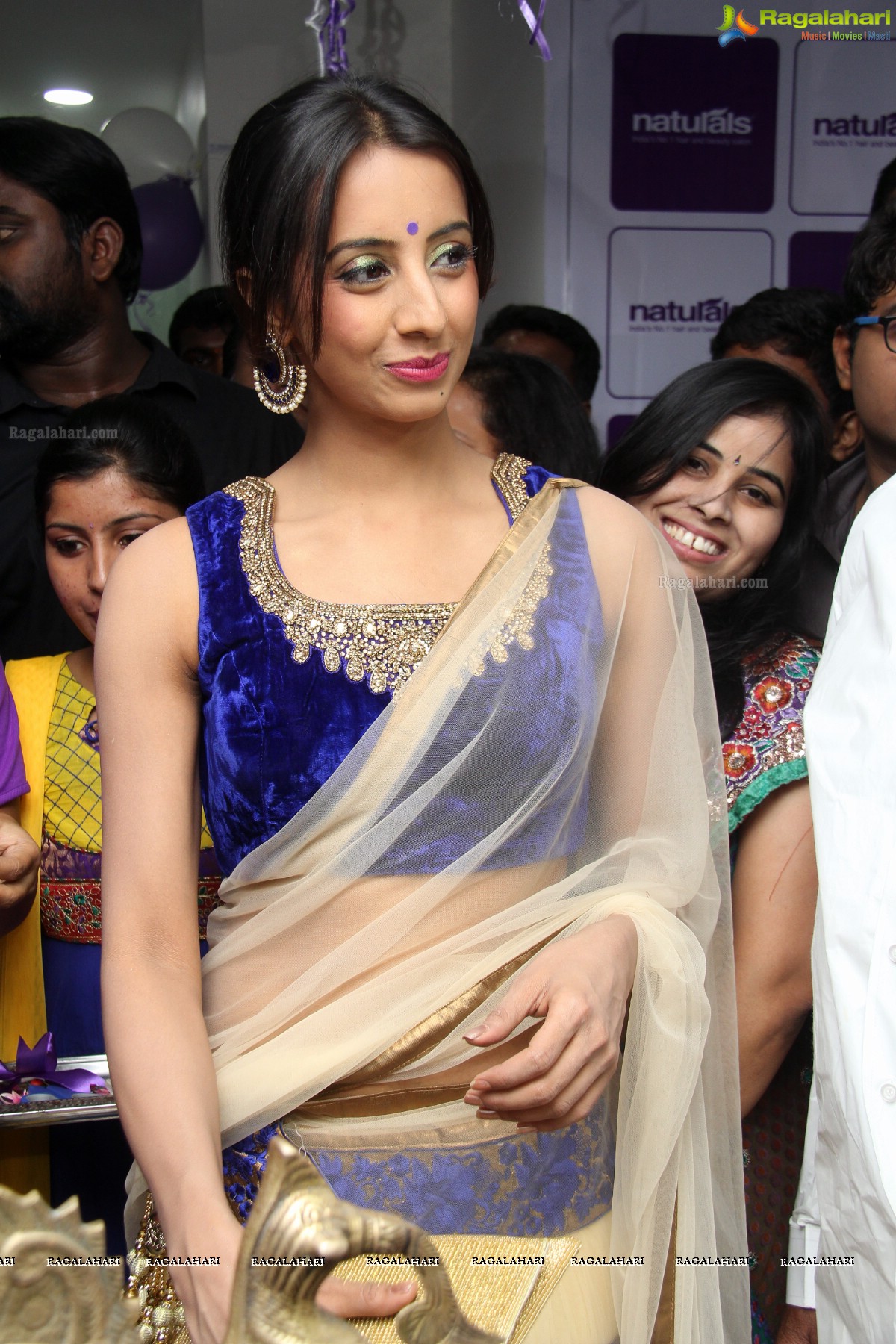 Sanjana Galrani inaugurates Naturals Family Salon at Kukatpally, Hyderabad