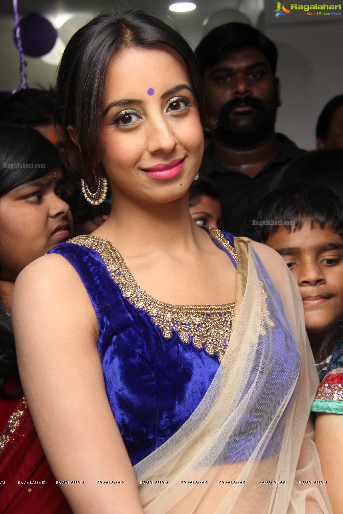 Sanjana Galrani inaugurates Naturals Family Salon at Kukatpally, Hyderabad