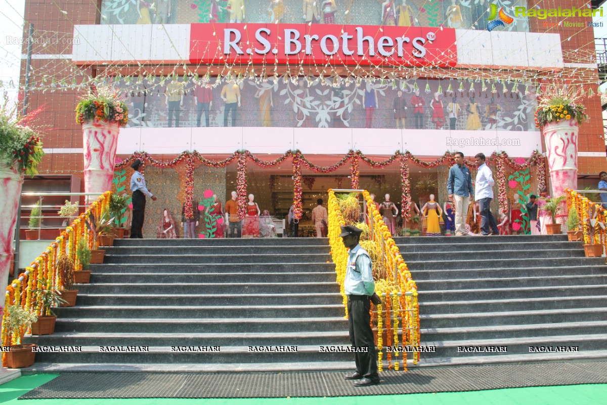 Pranitha launches RS Brothers at Mehdipatnam, Hyderabad