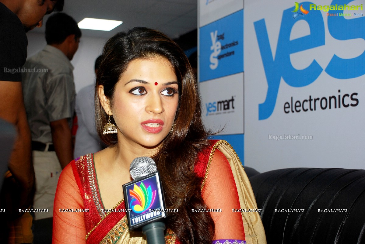 Shraddha Das launches Yes Mart, Vizag