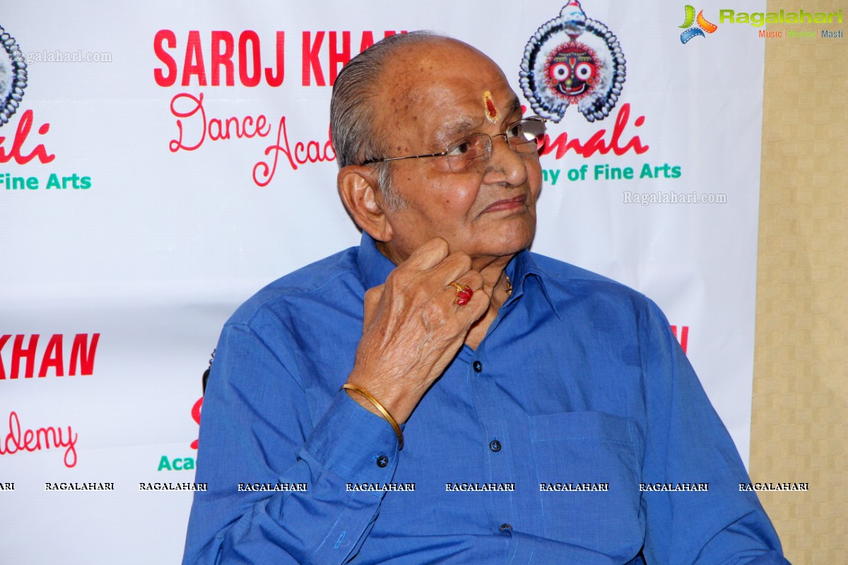Saroj Khan Dance Academy-Sonali Academy of Fine Arts presents Best of Bollywood Dance