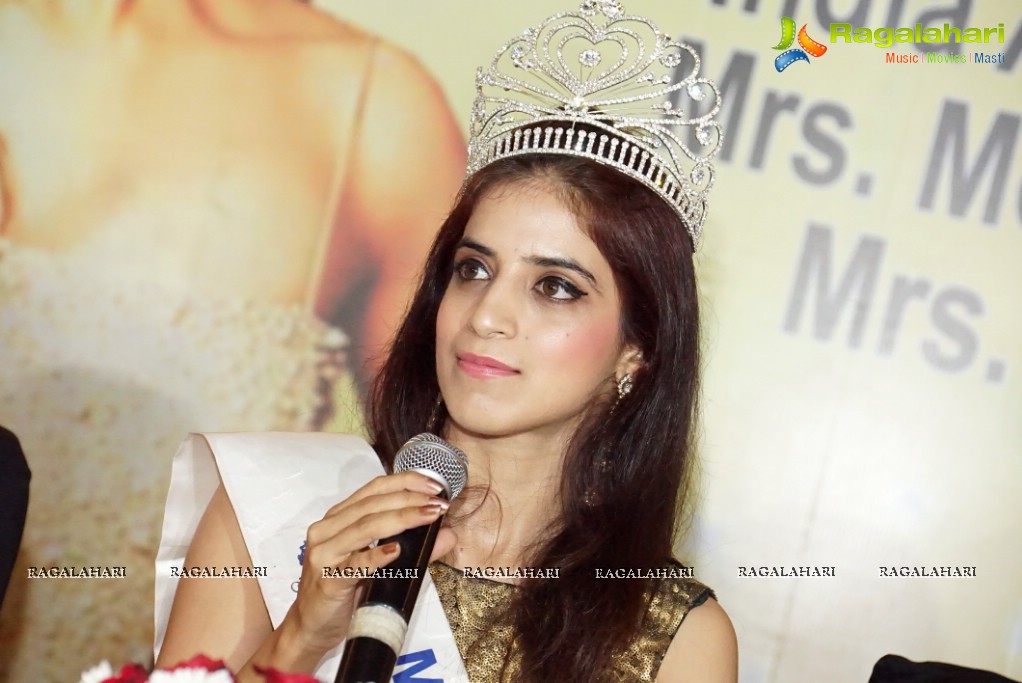 Mansi Gulati Media Press Conference on Winning Mrs. India Asia International 2015 at The Park