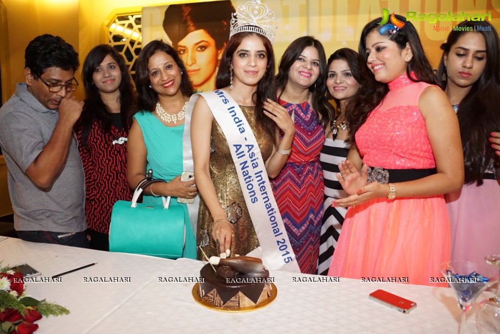 Mansi Gulati Media Press Conference on Winning Mrs. India Asia International 2015 at The Park