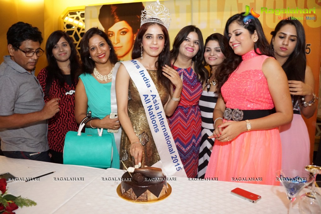 Mansi Gulati Media Press Conference on Winning Mrs. India Asia International 2015 at The Park