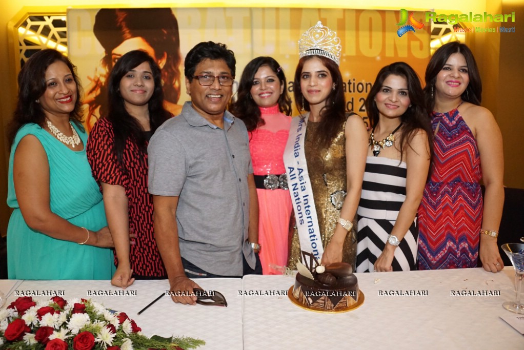 Mansi Gulati Media Press Conference on Winning Mrs. India Asia International 2015 at The Park