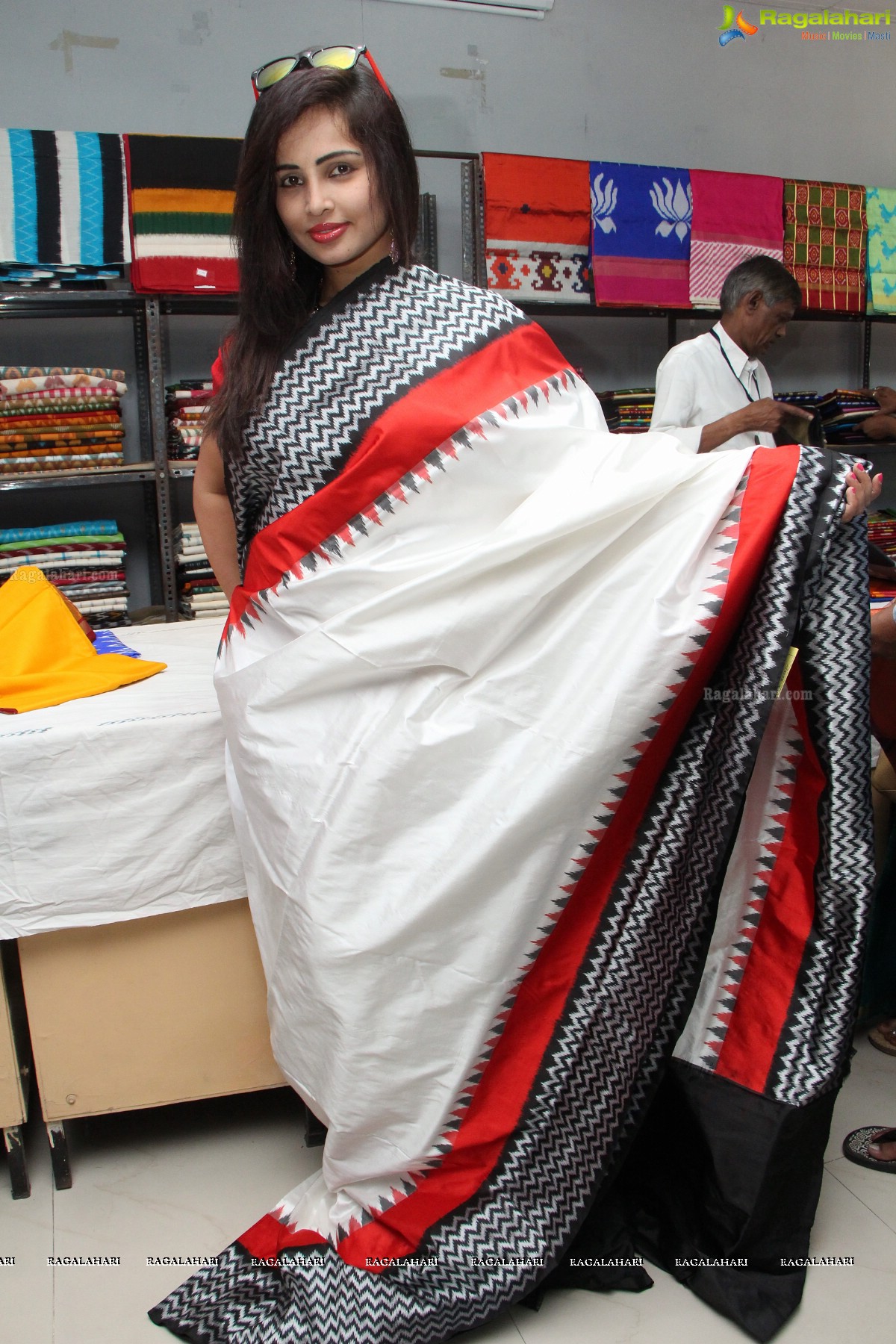 Hashika Dutt inaugurates Pochampally IKAT art Mela-2015